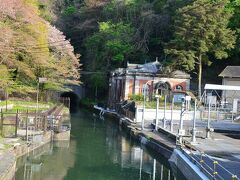 蹴上の船溜まり。
正面のトンネルが第一疏水で琵琶湖方面に通じています。

この辺琵琶湖疎水についてはこちらに詳しく記載しています。
https://4travel.jp/travelogue/11668115
紅葉のびわ湖疏水船で、滋賀の三井寺から京都蹴上へ
