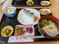 さきほどの三千院との分岐で三千院方面へ。
この三千院の前の通りは茶店やら売店が多数あり、ちょうど良いのでここで朝食をとることにした。
限定の鯖寿司に惹かれ、鯖寿司の定食に。この鯖寿司がおいしかった！もっと食べたかった！奈良の柿の葉寿司といい、こういう寿司がおいしいんだよな～