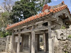 桃林寺
八重山最古の寺院だそうです。薩摩藩から八重山への社寺建築の進言を受けた琉球王国第二尚氏王朝7代目国王尚寧王によって、 1614年に鑑翁西堂を開山とし、創建されました。