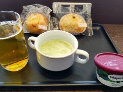 スタートは羽田空港のラウンジから。お昼ご飯をいただきました。