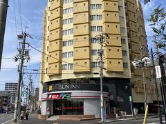 チサンイン名古屋。丸くて黄色いから、すぐわかる。近くには他にもAPAを始め、ビジネスホテルが幾つも。