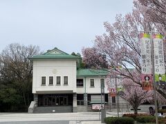 バスに乗ってやって来ました、徳川美術館。……そして、ここまで来て初めて気づきました。はい。今日は月曜日。休館日です。
　(´；ω；`)ｳｩｩ
なんでチェックし忘れたんだろう、休館日のこと…。くすん。