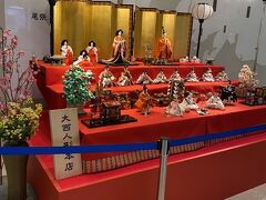 徳川美術館では、尾張徳川家の、それはそれは見事なお雛様の展示を堪能しました。展示はもちろん写真撮影禁止。入口のお人形の写真見て、素晴らしい雛人形を思い出します。