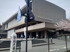 横断歩道を渡って少し歩くと、国立近代美術館があります。
思った以上に駅から近いのね。