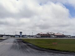 宮古空港に着陸。滑走路が濡れているので、到着前に雨が降ったようです。