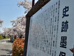 桜堤の近くに、
かつて東海道と中山道を結ぶ脇街道として整備された
美濃路の墨俣宿があります。
本陣、脇本陣、問屋、渡船場が置かれ、
琉球使節や朝鮮通信使など
多くの人々の往来でにぎわったそうです。