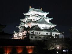 名古屋城の夜桜とライトアップを見た後、夕飯に向かいます。
