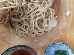 お昼は近くの沖縄そば屋さんに行ってきました。
ここは生麺と普通麺が選べて生麺が弾力があって結構好きです。おすすめは沖縄ざるそば！