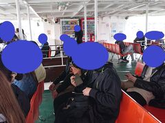 行きのフェリーはJRのフェリーです。
あの海の中の赤い鳥居は工事中って知ってましたが、もしかしたらチラッと見れるのかな？ってかすかな希望を持ってJRの方を選びました。
が全面囲われていて見れませんでした・・・残念。
私達は２Fの右側に座りました。
ほぼ外で非常に寒い日でした。