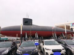厳島神社の後は大和ミュージアムとてつのくじら館へ。
大和ミュージアムの駐車場から撮った、てつのくじら館です。
中は写真禁止です。
本物の潜水艦の生活の一部分ですが見ることができます。
潜望鏡から覗いたら、呉湾にある自衛隊の戦艦を見ることができました。
