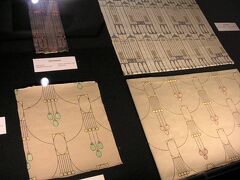 こちらは織りで柄になってるのかな。椅子なんかにありそうな質感。
下はOtto PrutscherデザインのLampion柄です。絵はがきも売ってましたよ～。

↓ここでも紹介されている、こちらのバックハウゼンの店舗はすでに閉店しているようで、ググっても探し出せず。
バックハウゼンという会社がなくなったわけではないので、ウィーンの店舗というかショウルームは撤退したようです。ああ、残念。
Schwarzenbergstraße 10