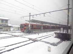 10:34
天気が一変！
雪が降る鬼怒川温泉に到着します。

なんだか雪国に来たみたい。
ここで、こんなに雪があるのは珍しいです。