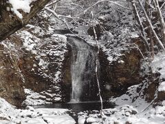 =竪琴の滝=
まるで竪琴の弦のように水が幾筋にもわかれて流れている事から、この名がついたそうです。