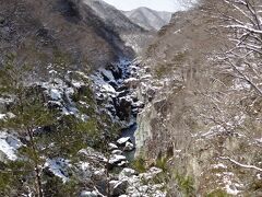 12:32
むささび橋を過ぎたあたりから、青龍峡と呼ばれる地域です。
ベンチのある高台(大観)からは、視界いっぱいに広がる渓谷美がご覧頂けます。