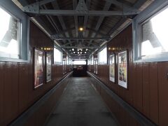 下今市駅のリニューアル前に使用されていた跨線橋は、登録有形文化財でもあり、レトロギャラリーにリニューアルしました。
ギャラリー内には、昭和レトロを感じさせるポスターと鬼怒川線内の「登録有形文化材」の認定プレートがあります。