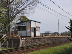 　越中泉駅です。すぐそばの踏切を渡ったところから撮りました。