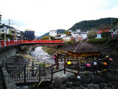 修善寺温泉街の言わずと知れた観光スポット、独鈷の湯。
桂川河畔に湧く修善寺温泉発祥の湯と言われており、現在は綺麗に整備されておりますが利用は見学のみで、残念ながら入浴も足湯利用も出来ません。