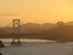 鳴門海峡に架かる大鳴門橋が、夕景を浴びて美しくも物悲しい。
もう明日は帰るのだという悲しさだ。
