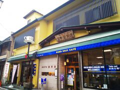 満月堂でカフェタイム。
修禅寺の手前にある日枝神社の目の前にある喫茶店と土産店です。和菓子店としての創業は明治時代、その後、東京五輪の年に珈琲店がオープンしたとの事。
