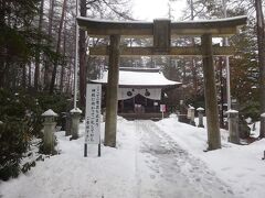 草津では西の河原公園駐車場に車を止めて、まず白根神社。
ご覧の通り。雪いっぱい。まさか雪が積もるとは思っていなかったので、普通の靴です。雪の上などもう何年も歩いていません。転ばないように踏ん張って歩いていたら、両ふくらはぎが腫れました。By妻も同じ。夫婦仲がいいと痛むところも同じなのです。
これがこのあと、神社と古墳登りの階段で苦労のもとになりました。

ここもまた、だーれもいません。
