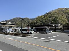 身延駅バス停（早川町乗り合いバス）
目的地がある早川町に行くには身延駅から奈良田温泉行きのバスに乗ります（この路線は途中で身延線の波高島駅・下部温泉駅にも寄りますので、そこからでもバスに乗れます）。身延駅ターミナルの中央の屋根のところが乗り場です。