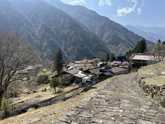 早川町赤沢（重要伝統的建造物群保存地区）
日蓮宗久遠寺と霊山七面山を結ぶ道の中ほどにあり宿が立ち並びます。かつての旅籠として使われた建物が当時の面影を残し数多く残ってます。
注）この写真は続きではなく別の場所から撮った写真