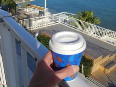 今日は最後の　コーヒーブレイクなので
ホテルを出て
ウミカジテラスの　てっぺんで
海を見ながら　いただきます
朝日を浴びて　気持ちいいです