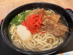 私は軟骨ソーキそば

お肉がトロトロで
美味しいです

コーレーグースを少しだけ入れて
味変できます