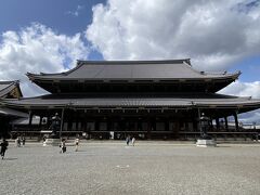 東本願寺は浄土真宗の寺。
こちらの御影堂には宗祖親鸞の御真影を安置しています。