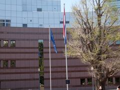 こちらがオランダ大使館．　EU旗とオランダ国旗．　

　