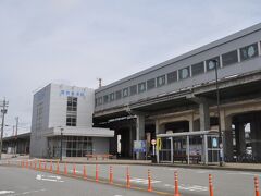 　次は電鉄魚津駅です。
　あいの風とやま鉄道線と並行に走る高架にある駅です。