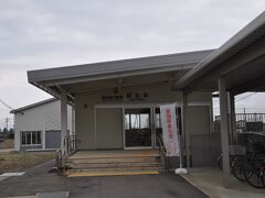 　次は荻生駅です。
　新しい駅舎です。
　近くに中学校ができて駅が改築されました。