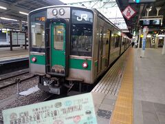 １枚５回分ある青春１８きっぷ。残り２つ分を利用して、同行者とは久々の１８きっぷの旅に出かける。スタート地点は早朝の仙台駅。まずは一ノ関行きの列車に乗り込む....前に。
