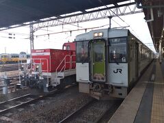 気持ちとは逆方向へ出発し、最初の乗換駅・小牛田に到着。ここで石巻線・女川行きに乗り換えする。ローカル線ながら４両編成と豪華な仕立てだ。