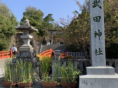 本日最初の目的地は武田神社です。
戦国時代の武田氏の居城である躑躅ケ崎城の跡地に立っており、
堀や石垣が残っています。

本尊は武田信玄公です。