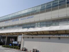 早いフライトで9時過ぎに伊丹空港に到着。コンコースも昔より広くなった感じ。レンタカーを借りて高速で東に向かう。