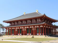 奈良市内に入り、11年ぶりに興福寺を訪れた。当時は再建中だった中金堂が鮮やかな朱の姿を現していた