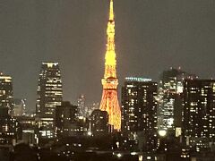 ライトアップされた東京タワーを眺めながら、