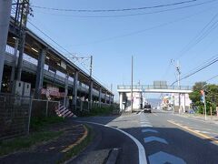 太平洋自転車道(路面の青色のマーク)を走って東海道本線新蒲原駅(画像左)が見えてました。