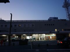 ●JR/伊予西条駅

6:53。
チェックアウトして、JR/伊予西条駅にやって来ました。まだ、太陽は顔を出していません。