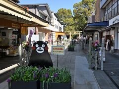 ●水前寺成趣園

そして次に訪れたのが、同じく市内にある日本庭園「水前寺成趣園（じょうじゅえん）」で、こちらも熊本の定番のスポットかと。
で、お出迎えしてくれるのはもちろん「くまもん」です！

◇水前寺成趣園ホームページ◇
　http://www.suizenji.or.jp/