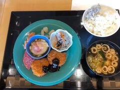 ７時過ぎに朝食会場にきました。

相方の朝ご飯。
今朝は名古屋飯の中で、海老フライが味噌カツに変わっていたわ。
同じ揚げ物だものね。
この後に、きしめんも取って来ていましたよ。