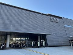 ●熊本駅

再び熊本市電に乗って「熊本駅」に到着したころには、すでに時刻は16時30分を過ぎたくらいに（駅まで思ってたより遠く時間がかかりました）。
ここから九州新幹線に乗り、次の目的地である福岡県の「博多駅」へと移動するだけなんですが、１つだけ心残りが。。。