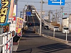 由志園で島根県は終わりです。
次はお隣鳥取県の珍しい見た目の坂。
べた踏み坂こと江島大橋を見に行きました。
興奮するくらいスゴイ見た目の坂です。
通ってみたら普通の道路でしたけど・・・