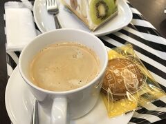 お次はケーキ行っちゃいます！
コーヒーはおかわりOK。コーヒーにサブレが付いてくるよ。