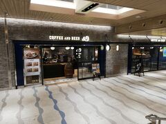 こちらはJR横浜駅構内にあるベイスターズカフェです。
野球ファンとしては是非とも一度行ってみたいですが、
今回は油そばを食べてしまったのでまた次回にしたいと思います。