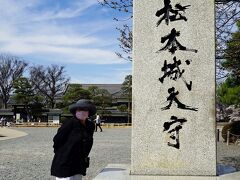さて済んでしまった嫌なことは忘れて松本城の見学に向かいます。妻と2人で最初に旅をしたのは松本から木曽の奈良井宿だったことを思い出しました。