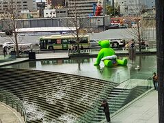 うめきた広場
池の中の「緑のくまさん」が化粧まわしを付けています。大相撲大阪場所が開かれているようです。