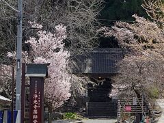 突き当りの浄光寺を参拝した後に左手の道を10分少々歩けば岩松院に着くということです。これには皆さん従ったのでほとんどの方が下車しました。