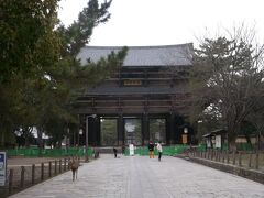 南大門。

天平創建時の門は、平安時代に大風で大破。現在の門は鎌倉時代のもの。